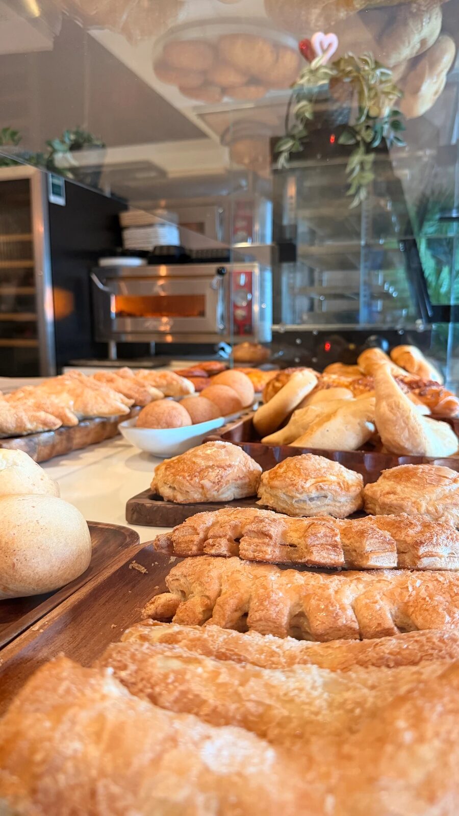 Vitrina de panadería con pandebonos, buñuelos y hojaldres recién horneados