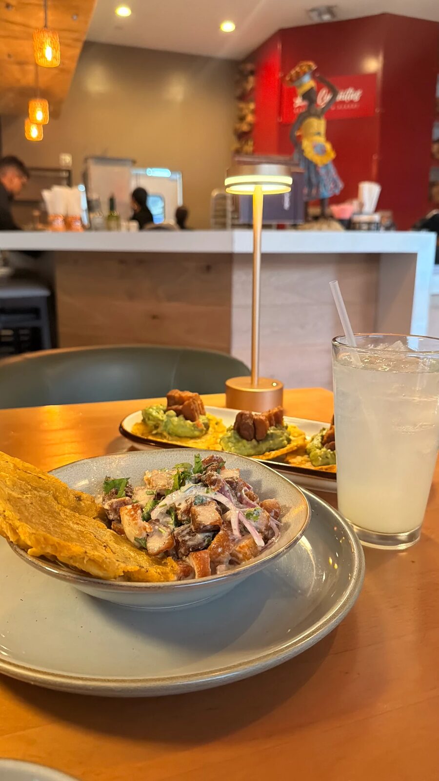 Ceviche de chicharrón con patacón y limonada en la mesa
