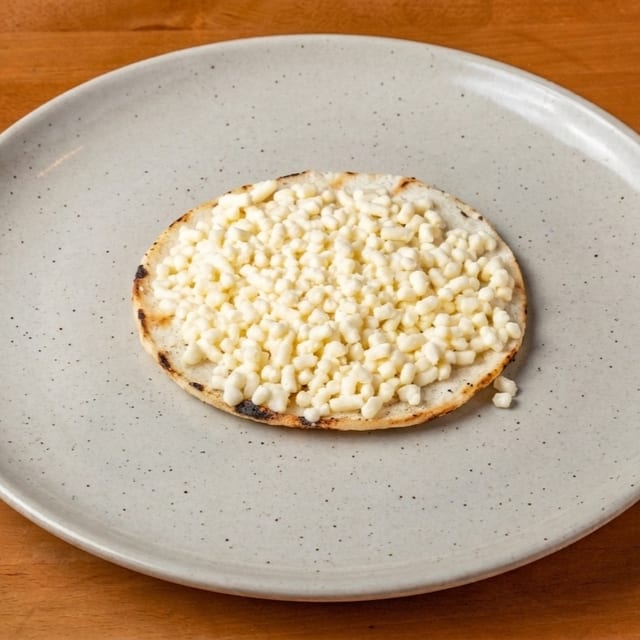 Arepa paisa con queso.