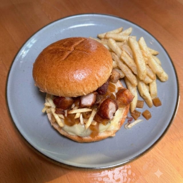Hamburguesa con Chicharron.
