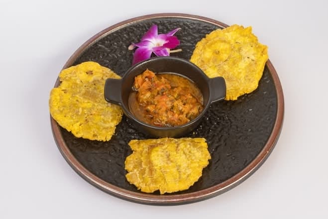 Tostones o arepas con Hogao.