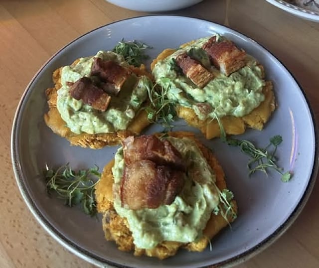 Tostones con Guacamole y Chicharron.
